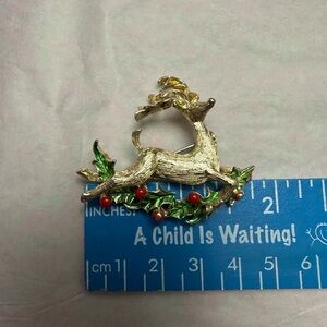 Vintage reindeer Christmas lapel pin/brooch.